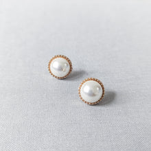 Load image into Gallery viewer, Vintage Pearl Gold Earring
