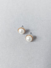 Load image into Gallery viewer, Vintage Pearl Gold Earring
